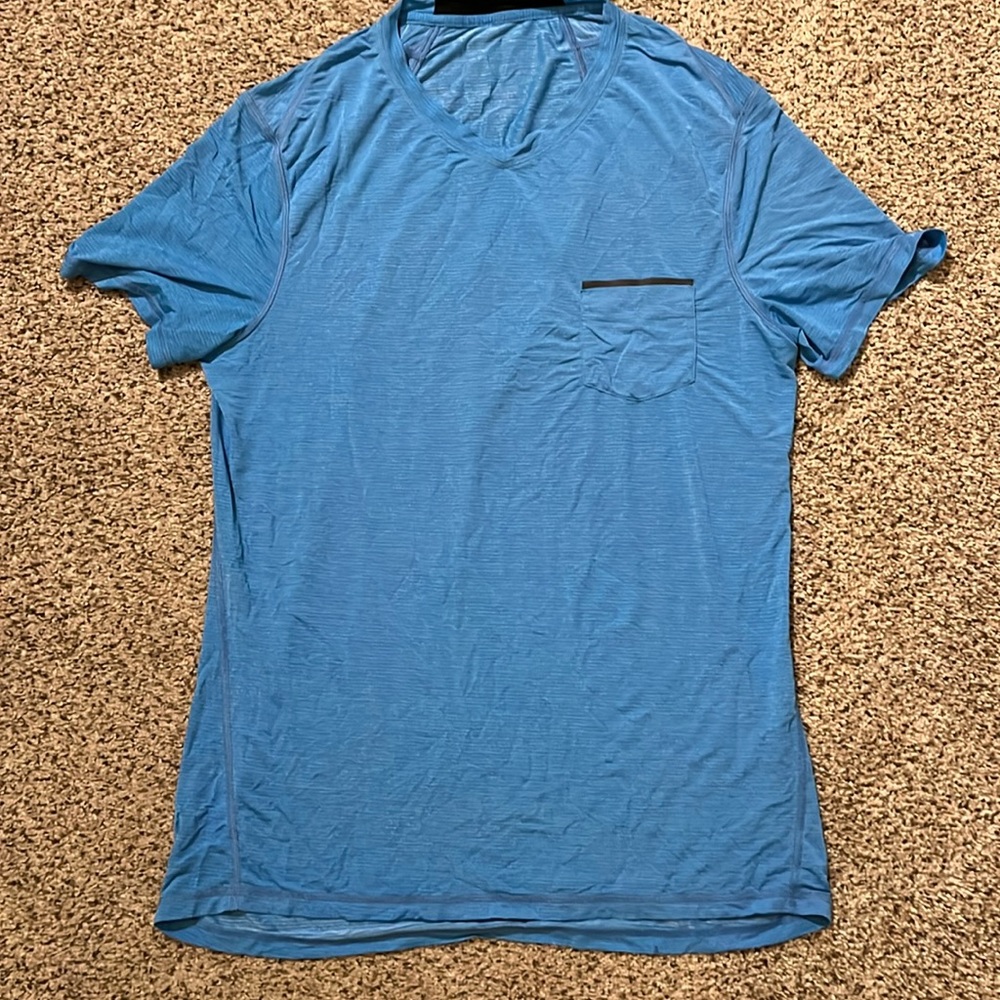 Men’s large lululemon short sleeve v neck workout shirt